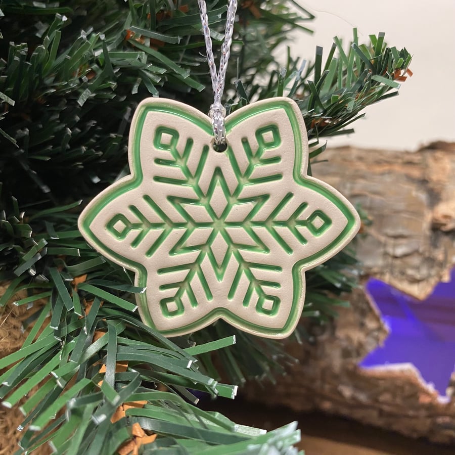 Ceramic snowflake design tag (green)