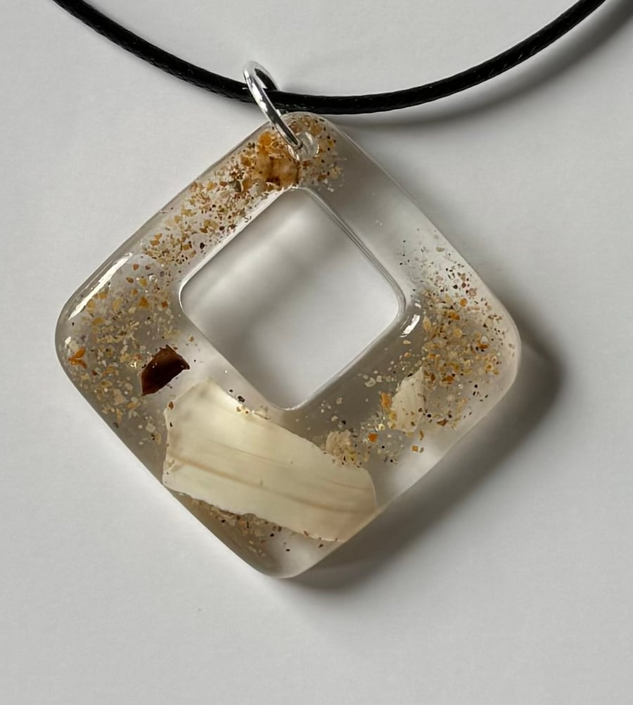 Resin pendant necklace 