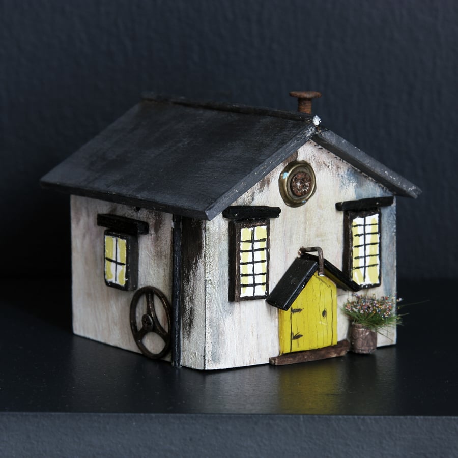 Driftwood Seaside Cottage, H: 7cm approx W: 7cm approx D: 8cm approx