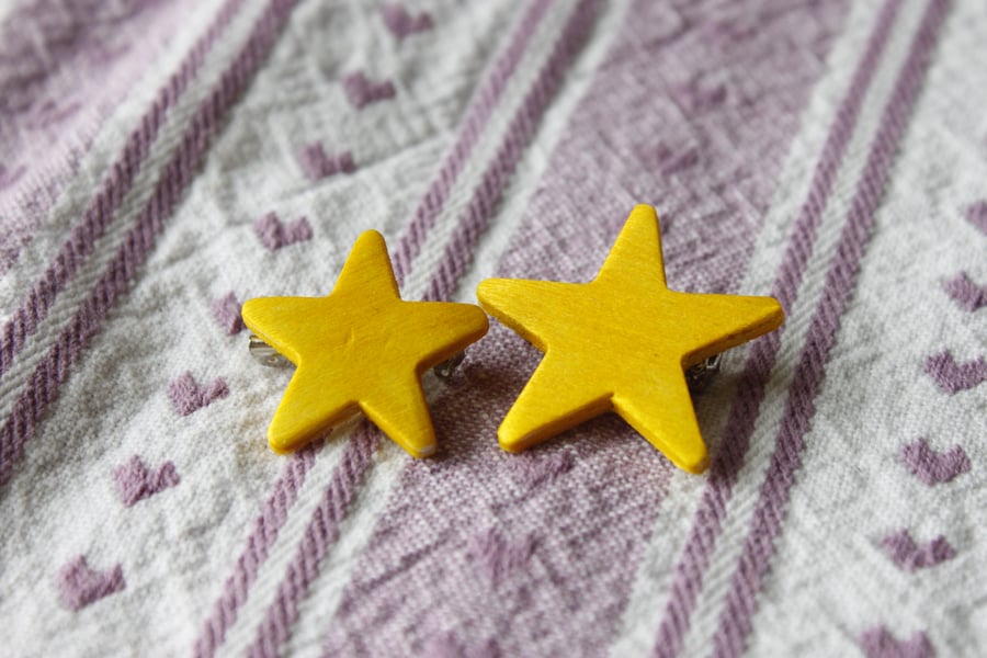 2 wooden star brooches - yellow