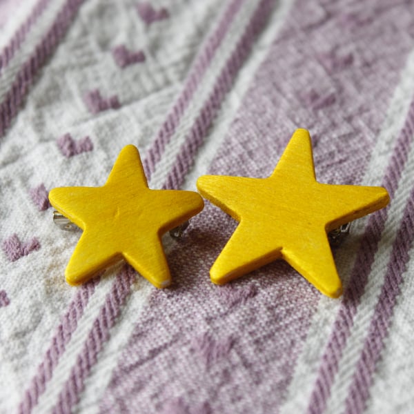 2 wooden star brooches - yellow