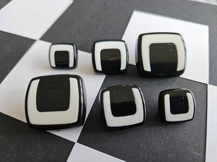 30mm (48L) 1 & 2 10" Monochrome Buttons