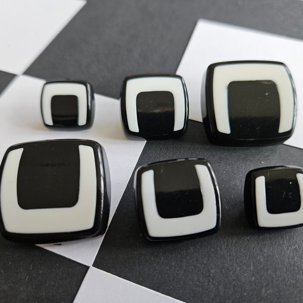 30mm (48L) 1 & 2 10" Monochrome Buttons