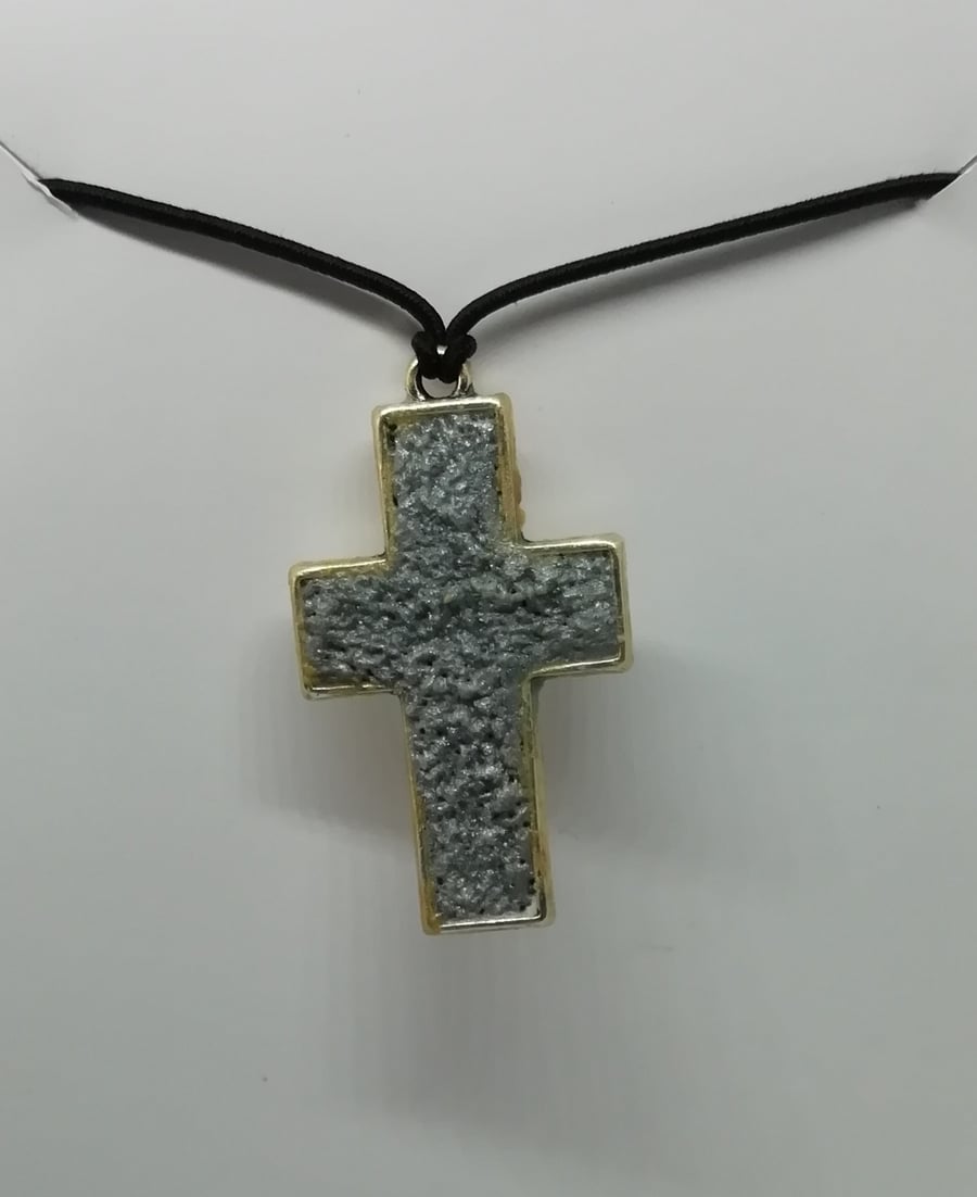 Cross pendant 