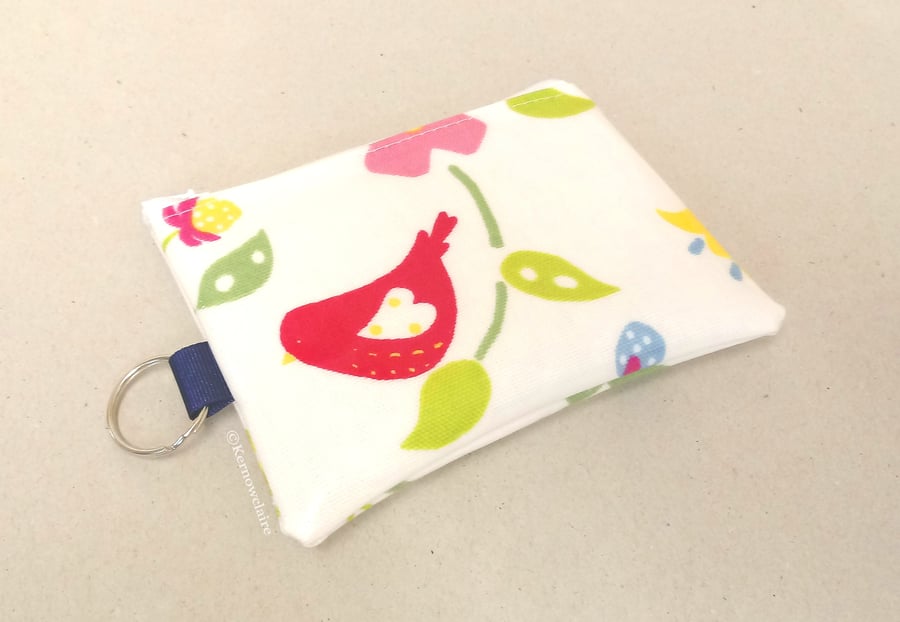 Coin purse in white with flowers and berries