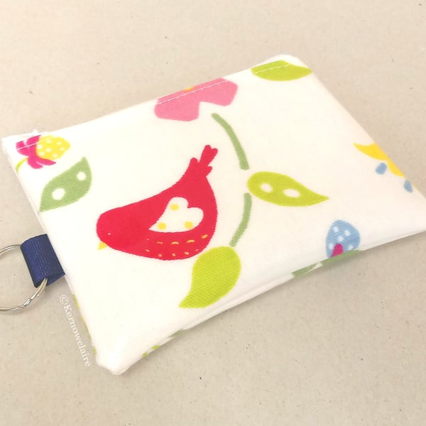 Coin purse in white with flowers and berries