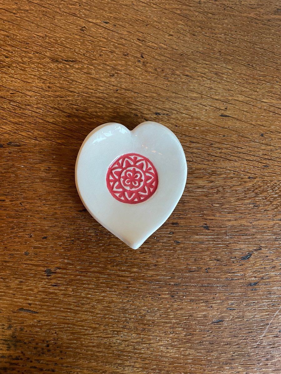 Heart-shaped ring dish with red Mandala design