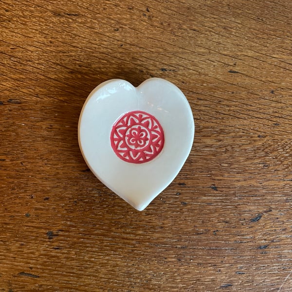 Heart-shaped ring dish with red Mandala design