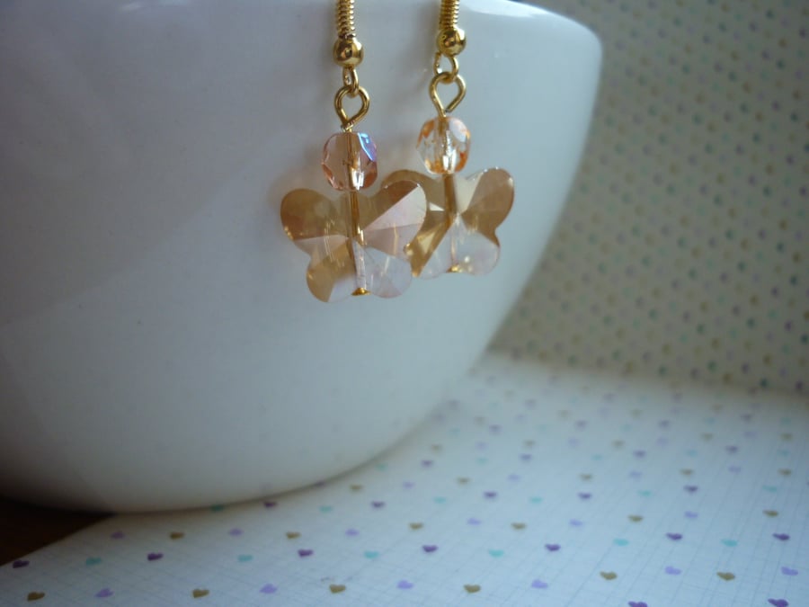 GOLD FACETED BUTTERFLY EARRINGS.