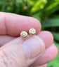 9ct yellow gold small stud earrings with pattern - Image 3