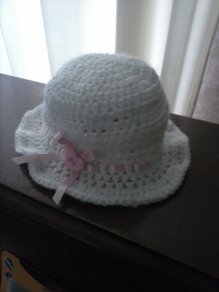 crochet baby hat 30's style white with pink ribbon detail