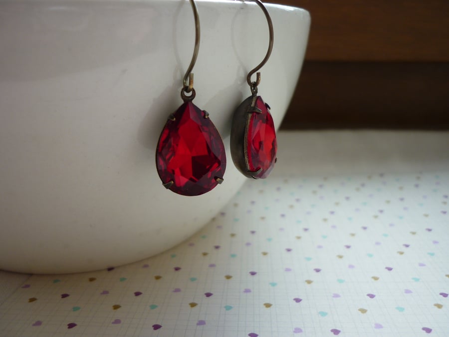 RUBY RED & PATINA BRASS RHINESTONE TEAR DROP EARRINGS.  1024