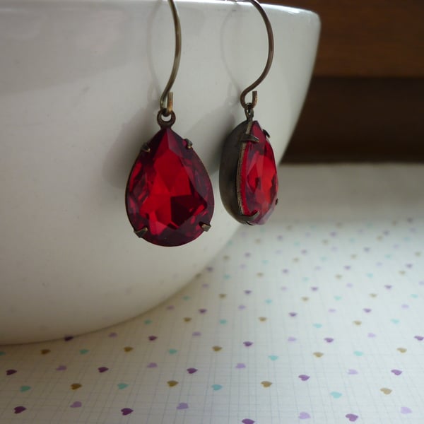 RUBY RED & PATINA BRASS RHINESTONE TEAR DROP EARRINGS.  1024