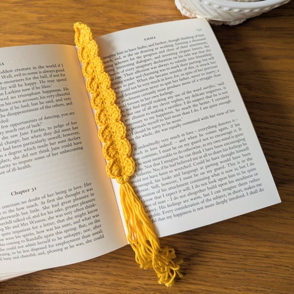 Crochet bookmark - yellow