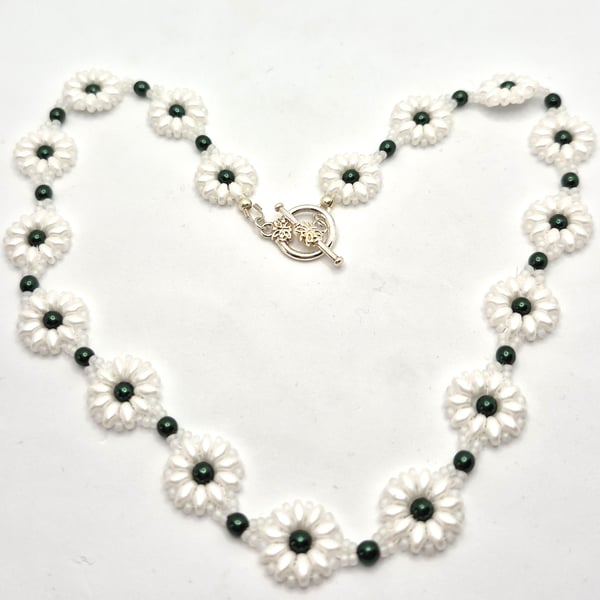 Daisy collection necklace with emerald green faux pearls