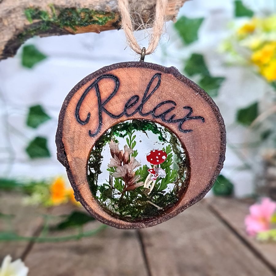 Pyrography log slice decoration