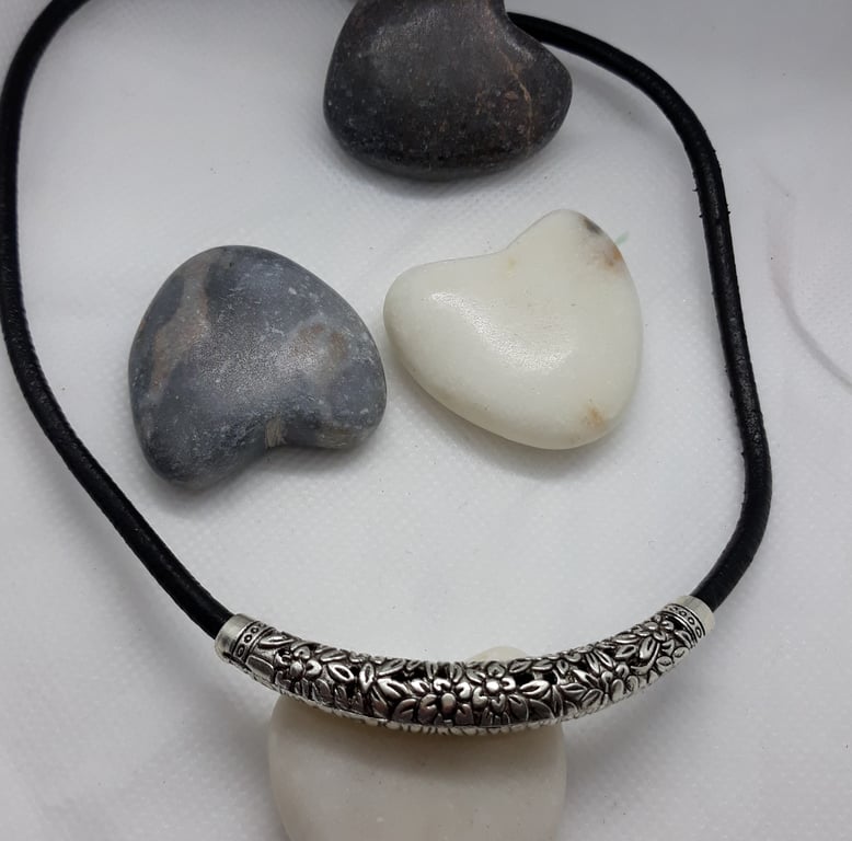 NL41 Black leather necklace with flowers