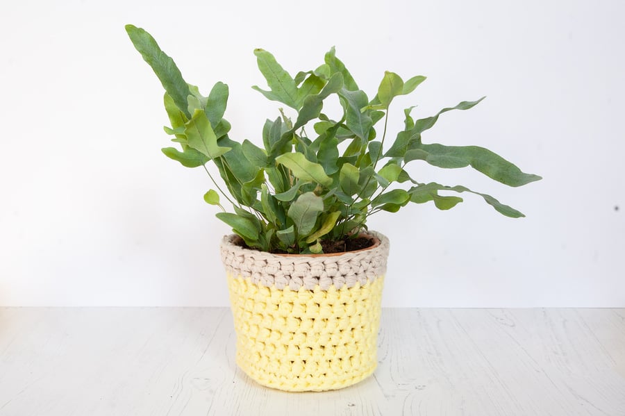 Medium plant pot cover in yellow & cream. Made from recycled cotton. 