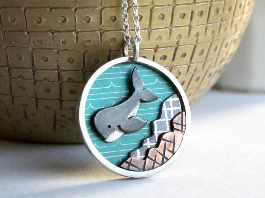 Diving whale necklace