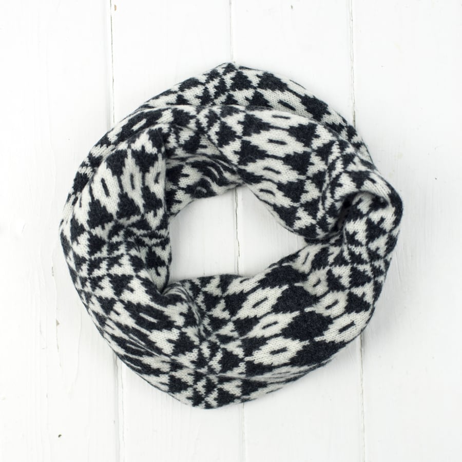Mirror knitted cowl - monochrome