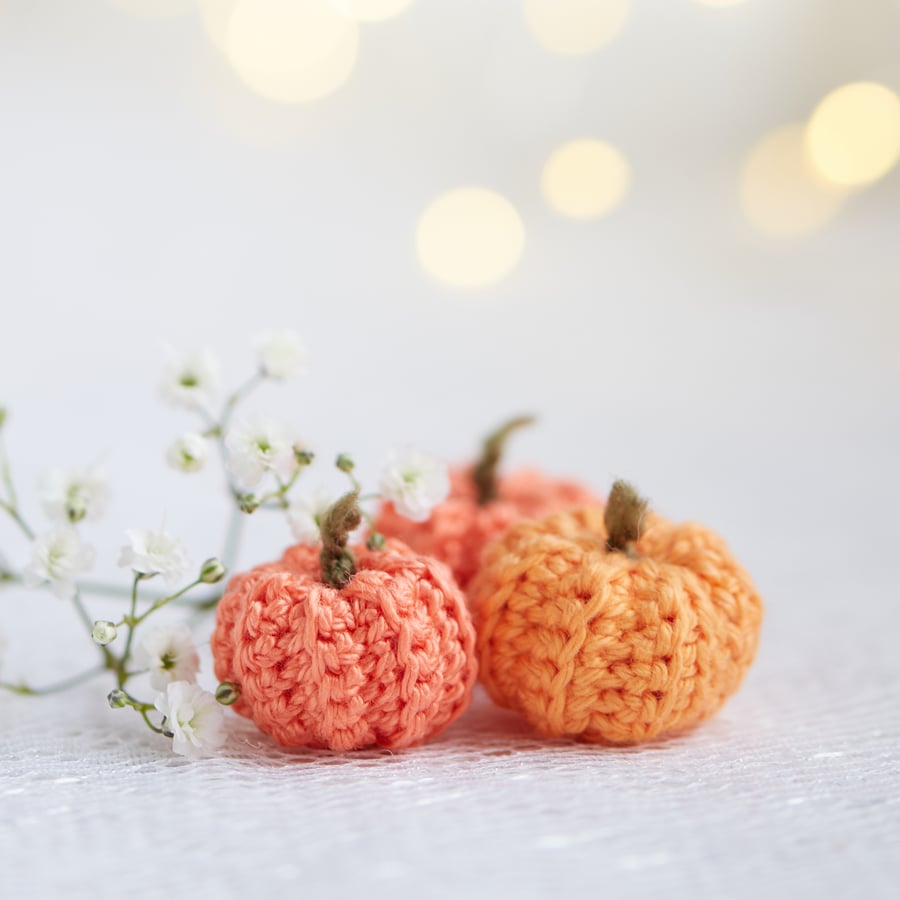 Miniature crochet pumpkin, tiny amigurumi pumpkin, mini accessory