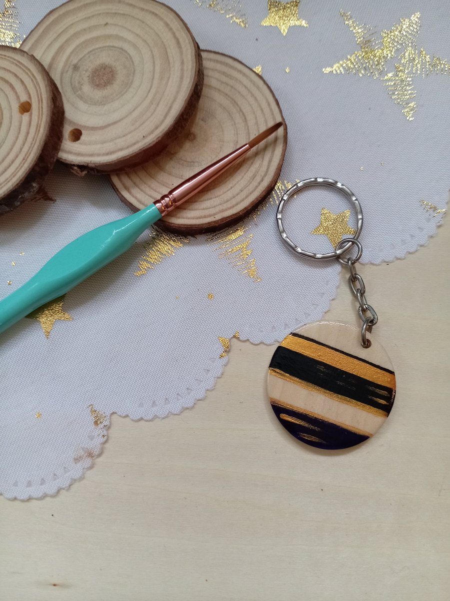 Wooden circular stripe patterned keyring