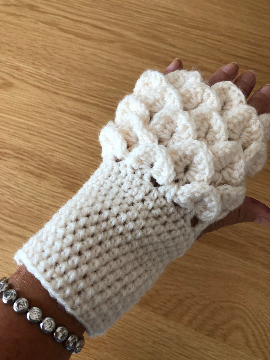 Crochet Cream Dragon Scales Fingerless Gloves For A Game Of Thrones Fan (R515)