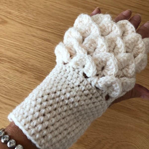 Crochet Cream Dragon Scales Fingerless Gloves For A Game Of Thrones Fan (R515)