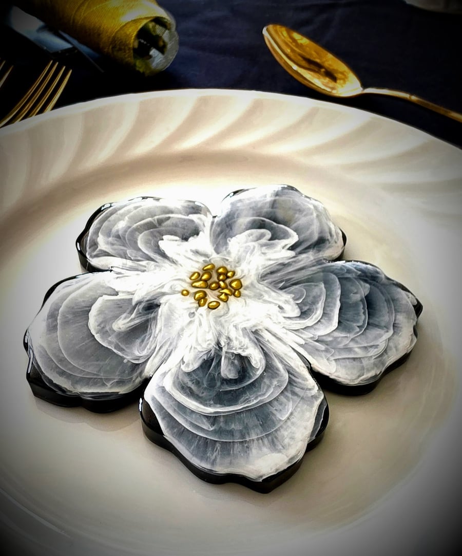 2 x Black & White Resin Flower Coasters Gold Centre Wedding Favour Table Decor