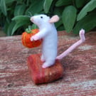 Pumpkin White mouse  - needlefelt.  