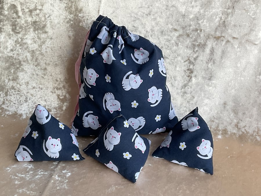 NAVY KITTENS  3  LITTLE BEAN BAGS RICE FILLED THROWING OR JUGGLING GAME & BAG