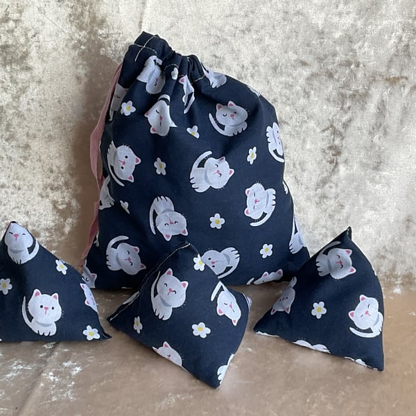 NAVY KITTENS  3  LITTLE BEAN BAGS RICE FILLED THROWING OR JUGGLING GAME & BAG