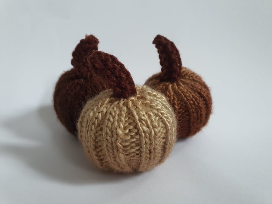 Set of 3 knitted pumpkins