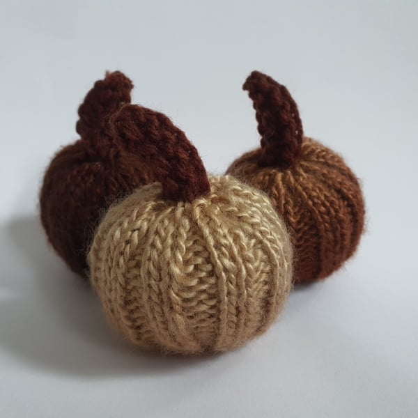 Set of 3 knitted pumpkins