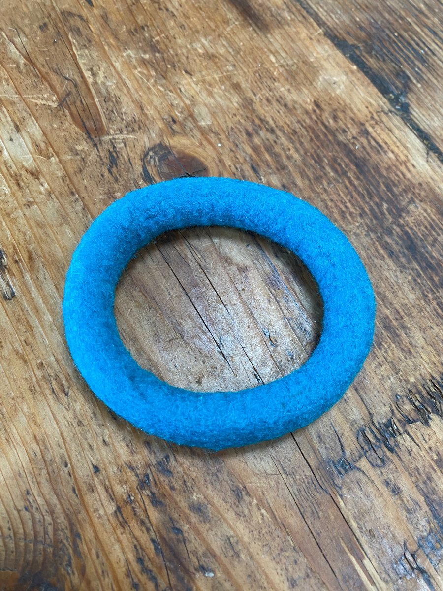 Turquoise Felt Bracelet. (566)