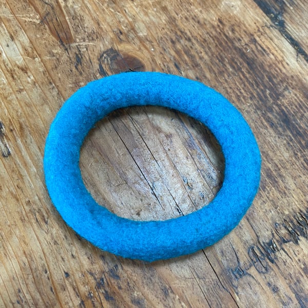 Turquoise Felt Bracelet. (566)