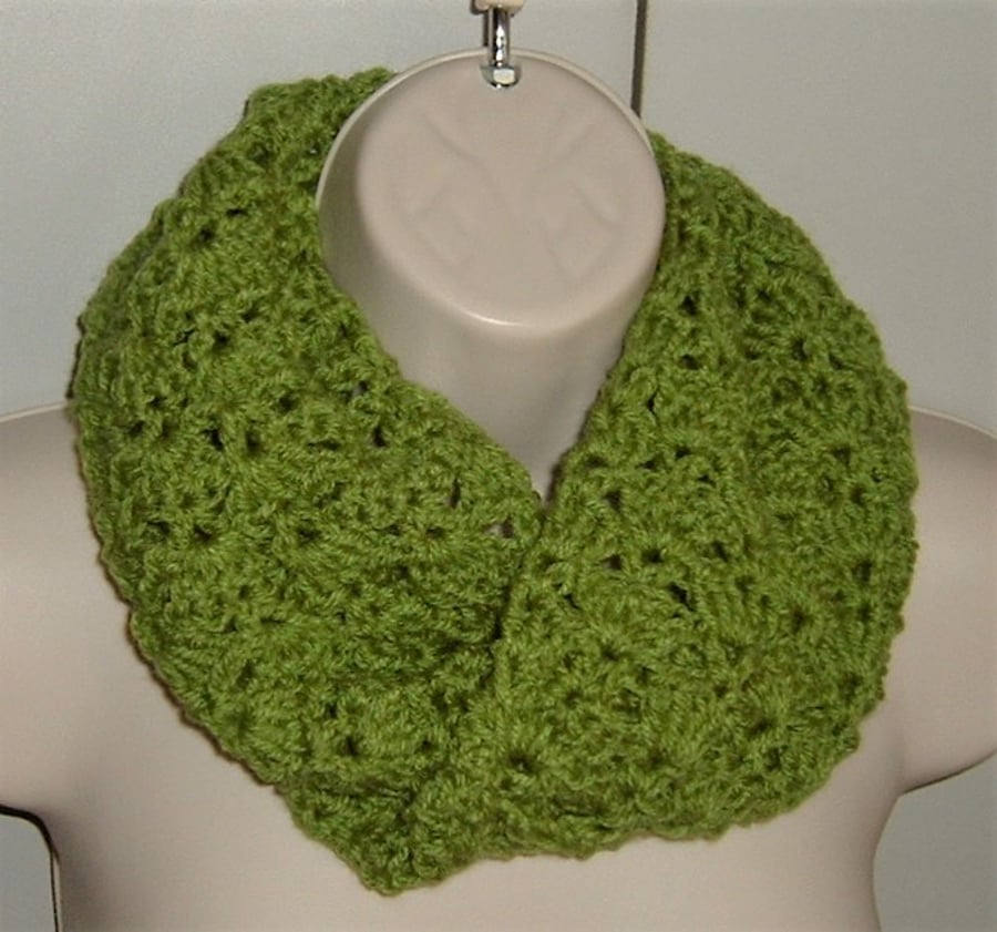 crochet infinity scarf.( ref F 697)