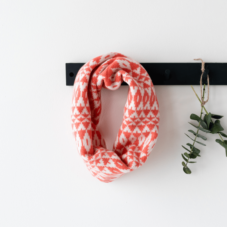 Mirror knitted cowl - coral and white
