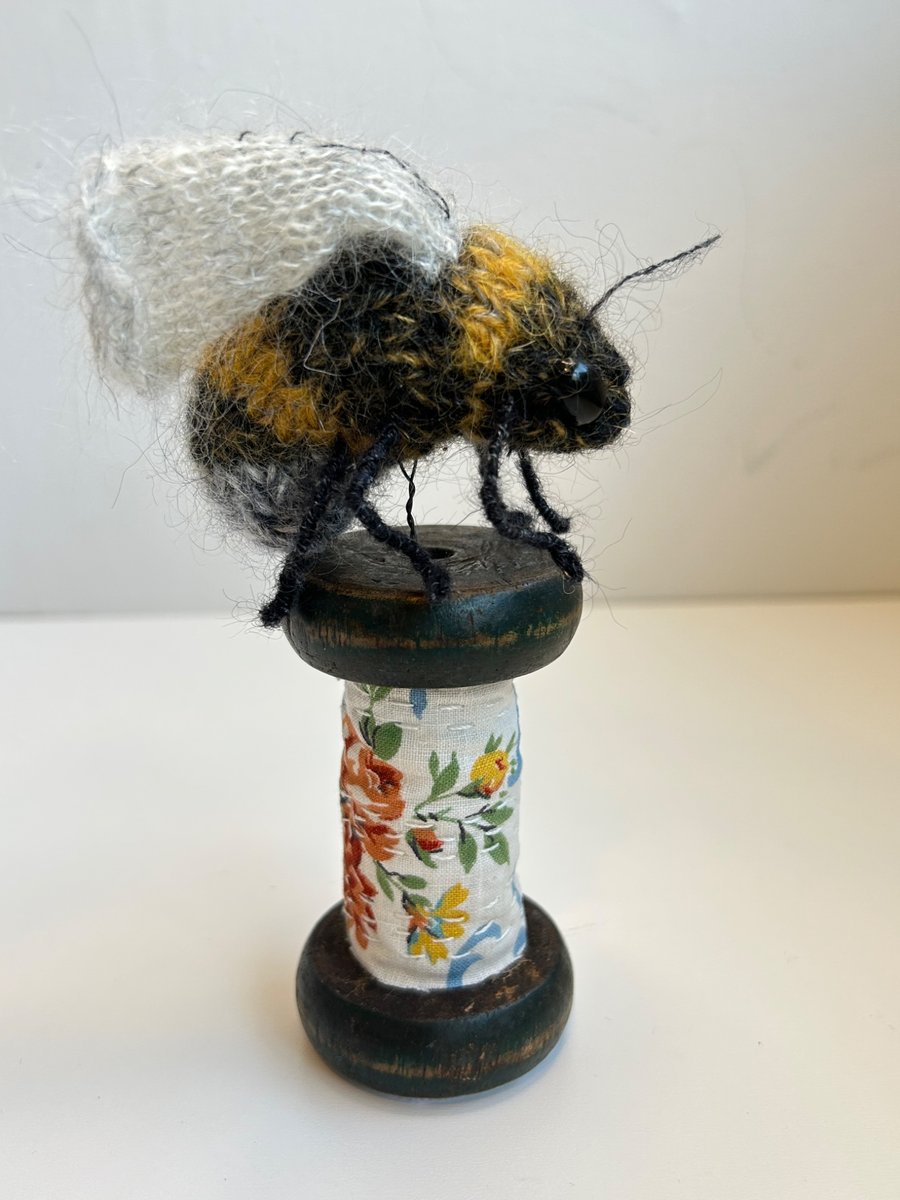 Bobbinbee - Knitted Bee on a vintage wooden bobbin
