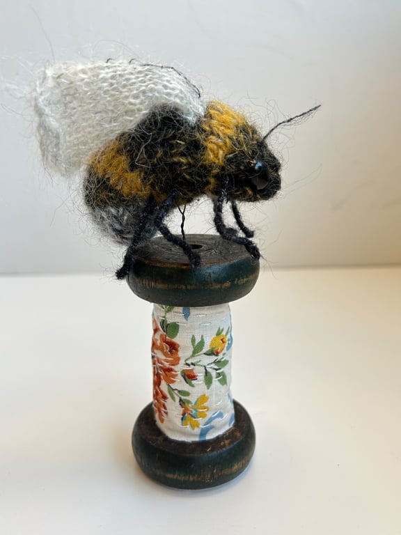 Bobbinbee - Knitted Bee on a vintage wooden bobbin