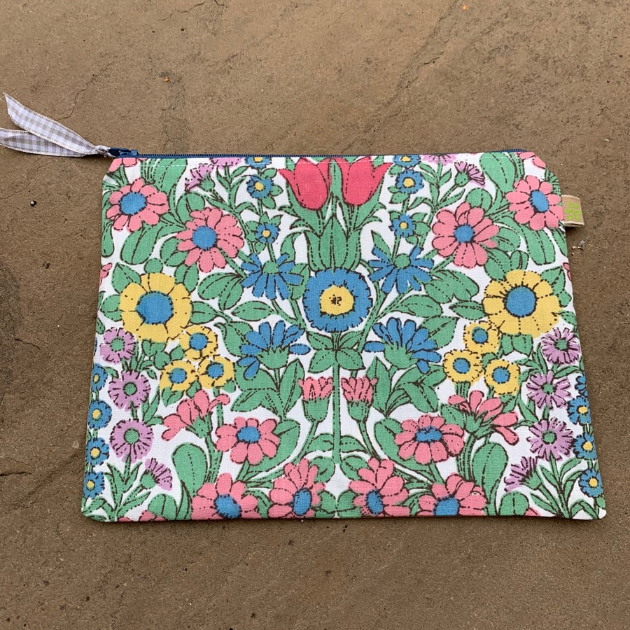 Vintage Daisy Chain zip pouch