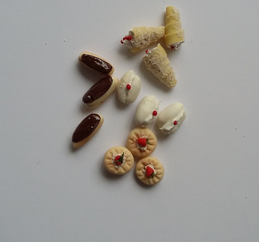 12th scale SELECTION OF CAKES & BUNS