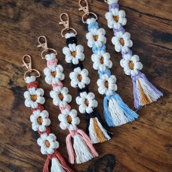 Macrame Daisy Chain Keyring - Brick Red