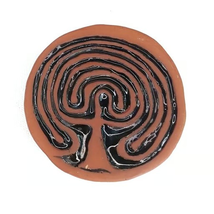 Ergonomic handheld finger labyrinth healing stone