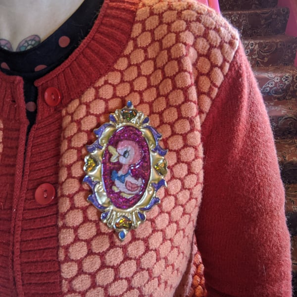 Kitsch frame brooch - Gold with ducky