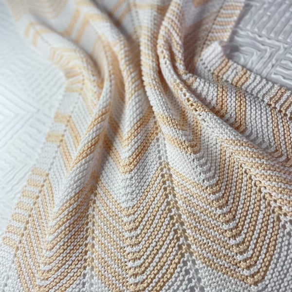 Neutral baby blanket. Hand knitted in 100%cotton