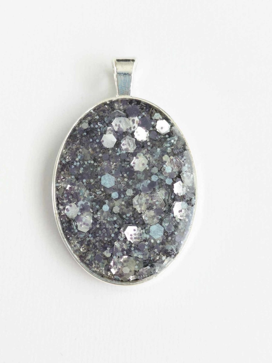 Oval Pendant With Dark Grey & Silver Glitter