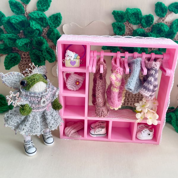 Little wardrobe full of Froggy outfits, Clothes for Little Knitted Frogs