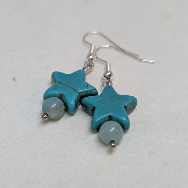 Howlite star and round agate gemstone earrings in turquoise 