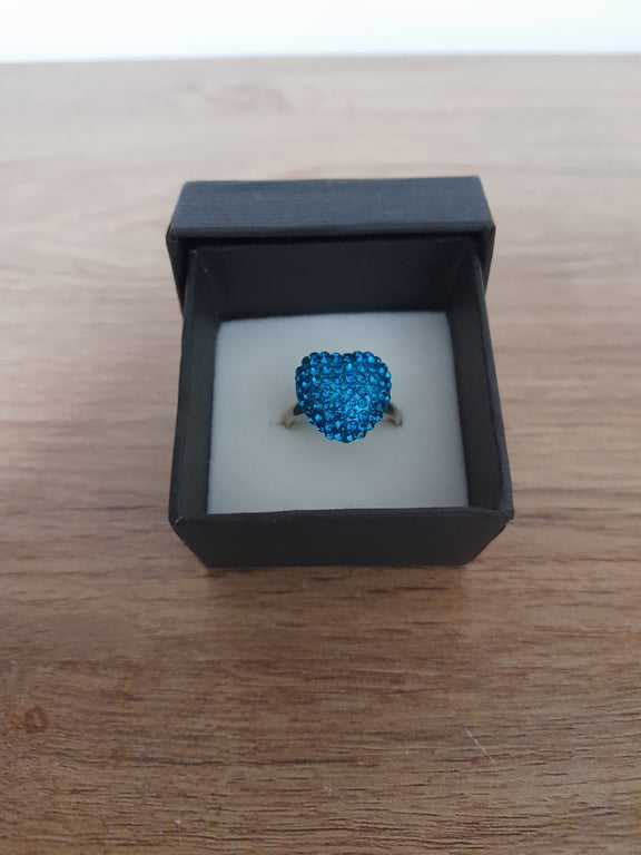 TEAL AND SILVER FACETED ADJUSTABLE HEART RING.